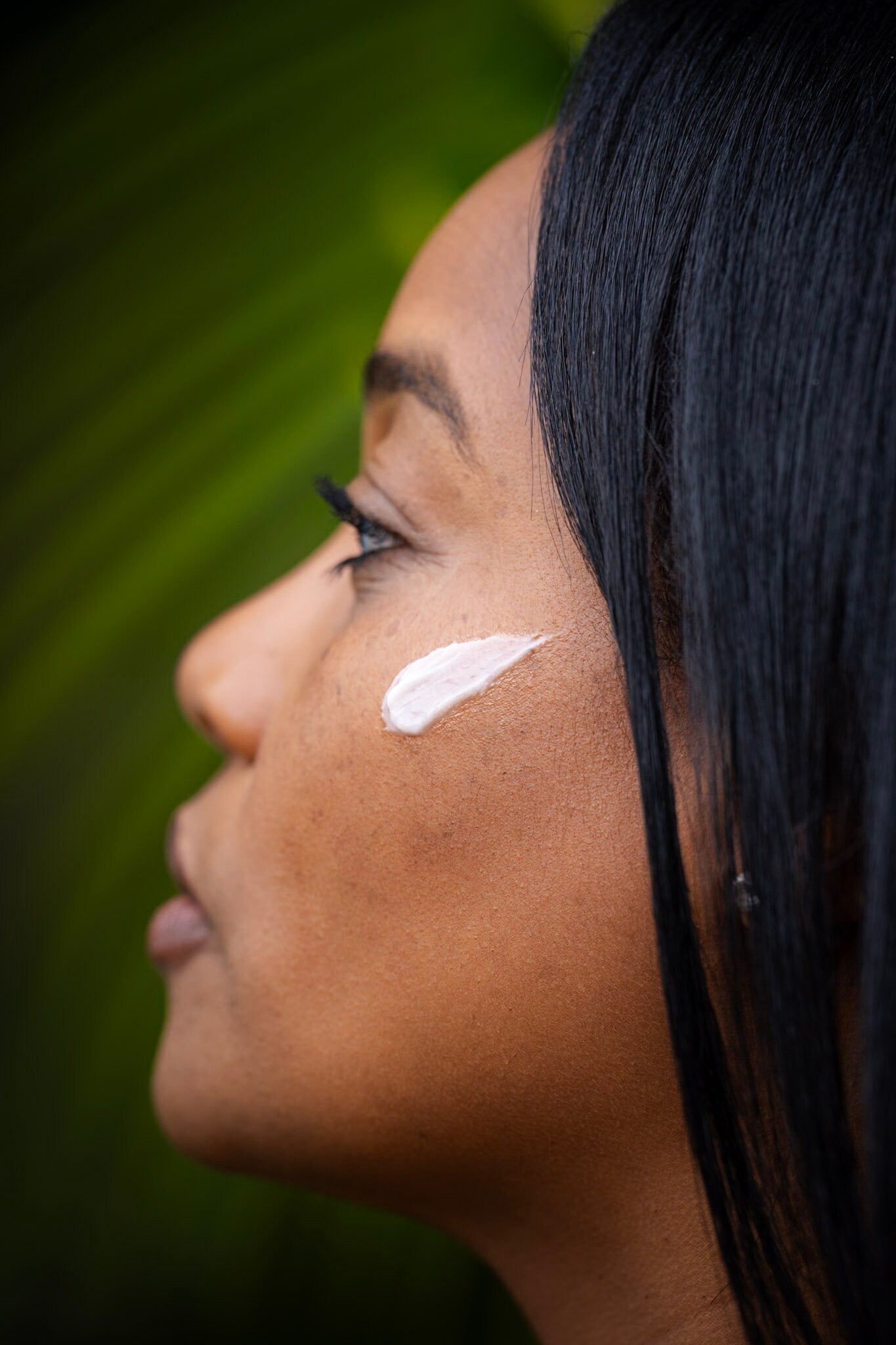 cmoss sea deep cream gel smeared on models face